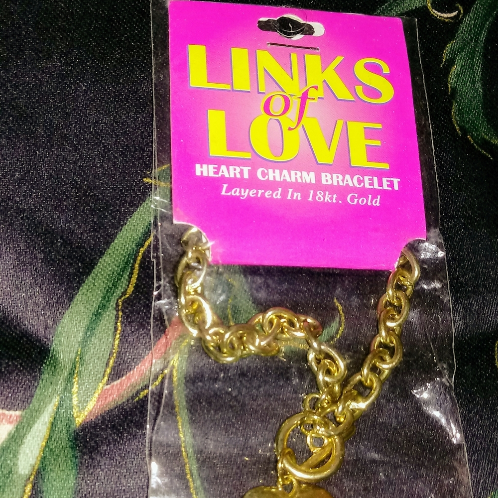Gold Link Bracelet with Heart Charm - Picture 7 of 9